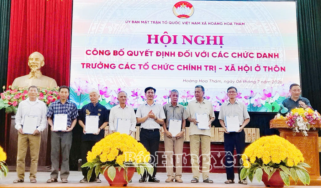 Lãnh đạo Hội Cựu chiến binh xã Hoàng Hoa Thám trao quyết định chỉ định, kiện toàn chức danh Chi hội trưởng Cựu chiến binh ở các thôn.