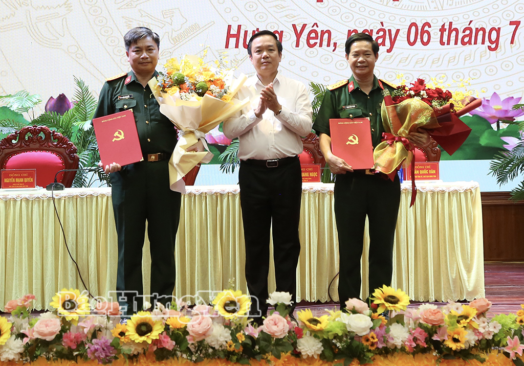 Đồng chí Phạm Quang Ngọc, Ủy viên Ban Chấp hành Trung ương Đảng, Bí thư Tỉnh ủy trao Quyết định của Ban Bí thư về chỉ định tham gia Ban Chấp hành, Ban Thường vụ Tỉnh ủy Hưng Yên nhiệm kỳ 2025 - 2030.
