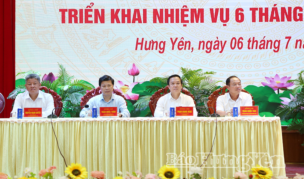 Các đồng chí: Phạm Quang Ngọc, Ủy viên Ban Chấp hành Trung ương Đảng, Bí thư Tỉnh ủy; Trần Quốc Toản, Phó Bí thư Thường trực Tỉnh ủy, Chủ tịch Ủy ban MTTQ Việt Nam tỉnh; Trần Quốc Văn, Phó Bí thư Tỉnh ủy, Chủ tịch HĐND tỉnh; Nguyễn Mạnh Quyền, Phó Bí thư Tỉnh ủy, Chủ tịch UBND tỉnh chủ trì hội nghị.