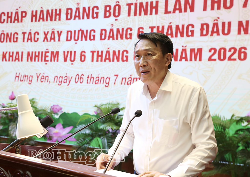 Đồng chí Phạm Văn Khuê, Ủy viên Ban Thường vụ Tỉnh ủy, Trưởng ban Tổ chức Tỉnh ủy công bố Quyết định của Ban Bí thư về chỉ định tham gia Ban Chấp hành, Ban Thường vụ Tỉnh ủy Hưng Yên nhiệm kỳ 2025 - 2030 đối với các đồng chí: Đại tá Trịnh Hồng Phong và Đại tá Bùi Xuân Bình