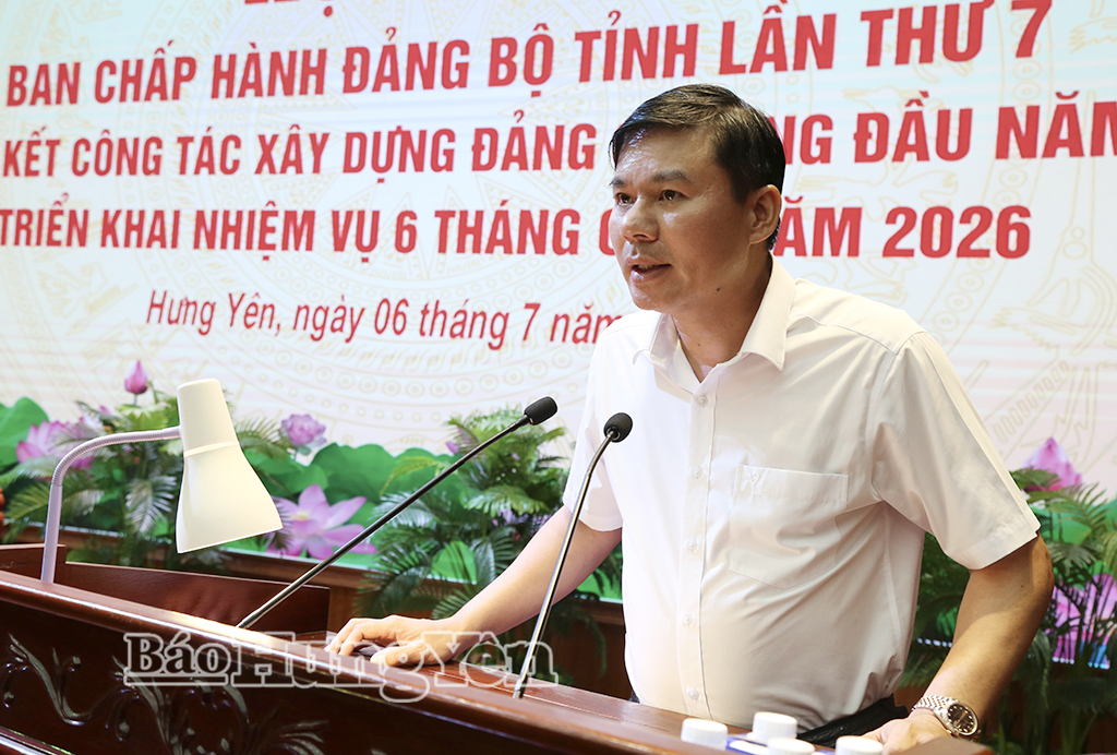 Đồng chí Nguyễn Lê Huy, Ủy viên Ban Thường vụ Tỉnh ủy, Phó Chủ tịch Thường trực UBND tỉnh trình bày Báo cáo đánh giá tình hình thực hiện nhiệm vụ phát triển kinh tế - xã hội 6 tháng đầu năm 2026; nhiệm vụ, giải pháp 6 tháng cuối năm 2026.