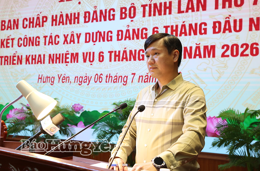 Lãnh đạo Văn phòng Tỉnh ủy trình bày Báo cáo sơ kết công tác xây dựng Đảng và hệ thống chính trị 6 tháng đâu năm; nhiệm vụ, giải pháp trọng tâm 6 tháng cuối năm 2026.