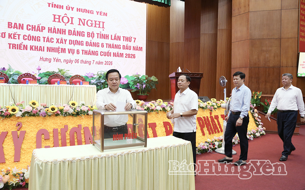 Các đồng chí lãnh đạo tỉnh thực hiên quy trình giới thiệu nhân sự chỉ định bổ sung Ủy viên Ban Chấp hành Đảng bộ tỉnh khoá I, nhiệm kỳ 2025 - 2030.