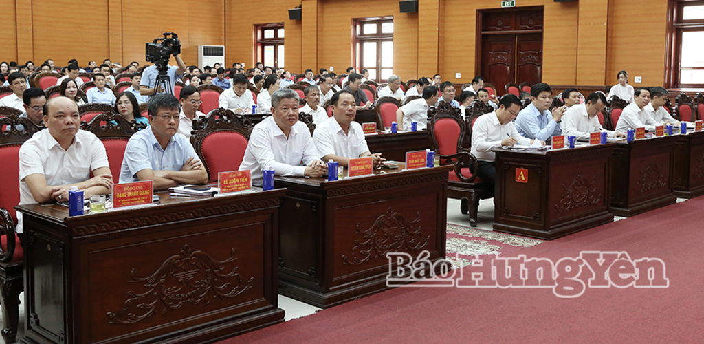 Các đồng chí lãnh đạo tỉnh và đại biểu dự hội nghị.