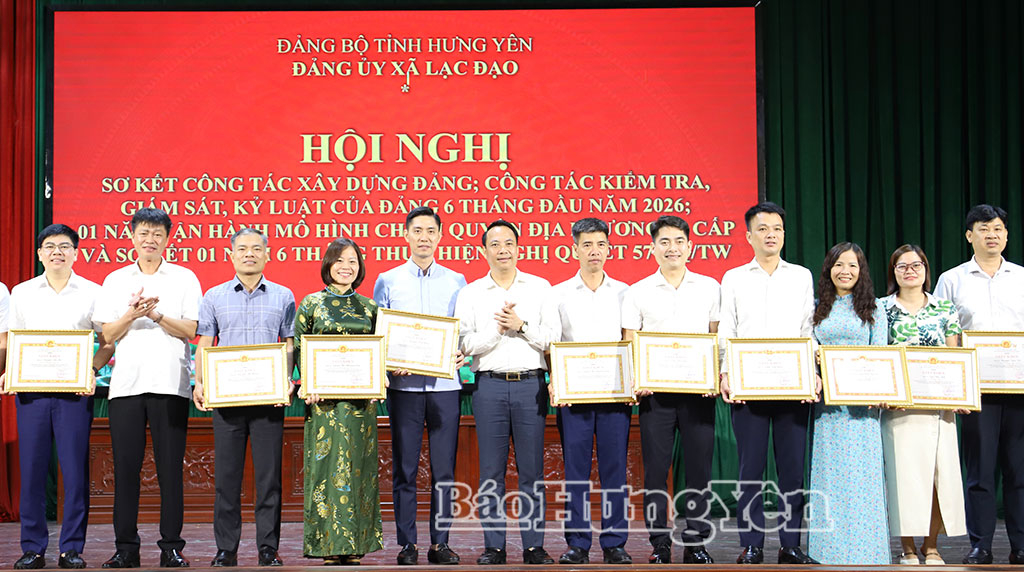 Lãnh đạo xã Lạc Đạo khen thưởng các cá nhân có thành tích xuất sắc trong triển khai thực hiện vận hành bộ máy của hệ thống chính trị và chính quyền địa phương 2 cấp.