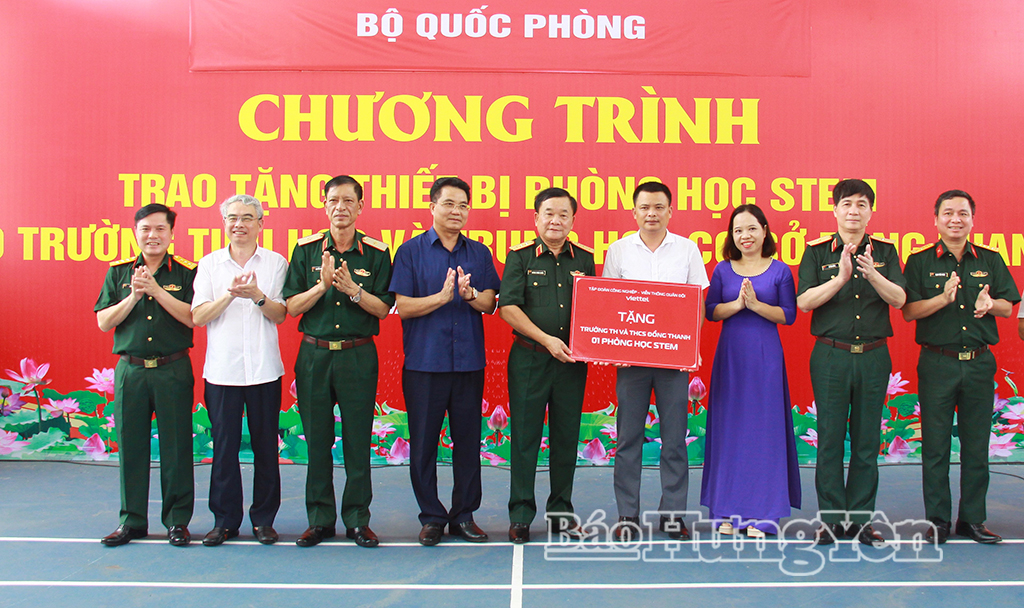 Thượng tướng Hoàng Xuân Chiến, nguyên Ủy viên Ban Chấp hành Trung ương Đảng, nguyên Thứ trưởng Bộ Quốc phòng cùng Đoàn công tác của Bộ quốc phòng trao thiết bị phòng học STEM tặng Trường TH và THCS Đồng Thanh (xã Nghĩa Dân).