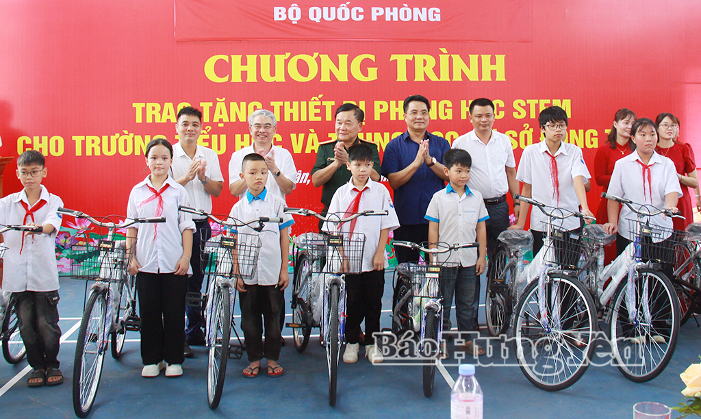 Đoàn công tác trao xe đạp tặng học sinh có hoàn cảnh khó khăn tại xã Nghĩa Dân.