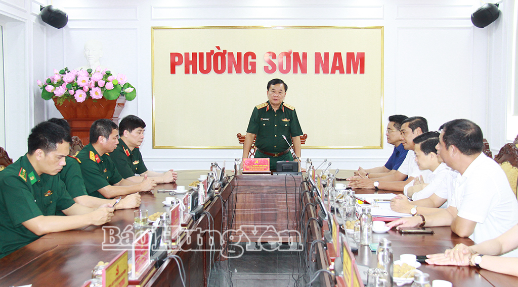 Thượng tướng Hoàng Xuân Chiến, nguyên Ủy viên Ban Chấp hành Trung ương Đảng, nguyên Thứ trưởng Bộ Quốc phòng phát biểu tại buổi làm việc với phường Sơn Nam.