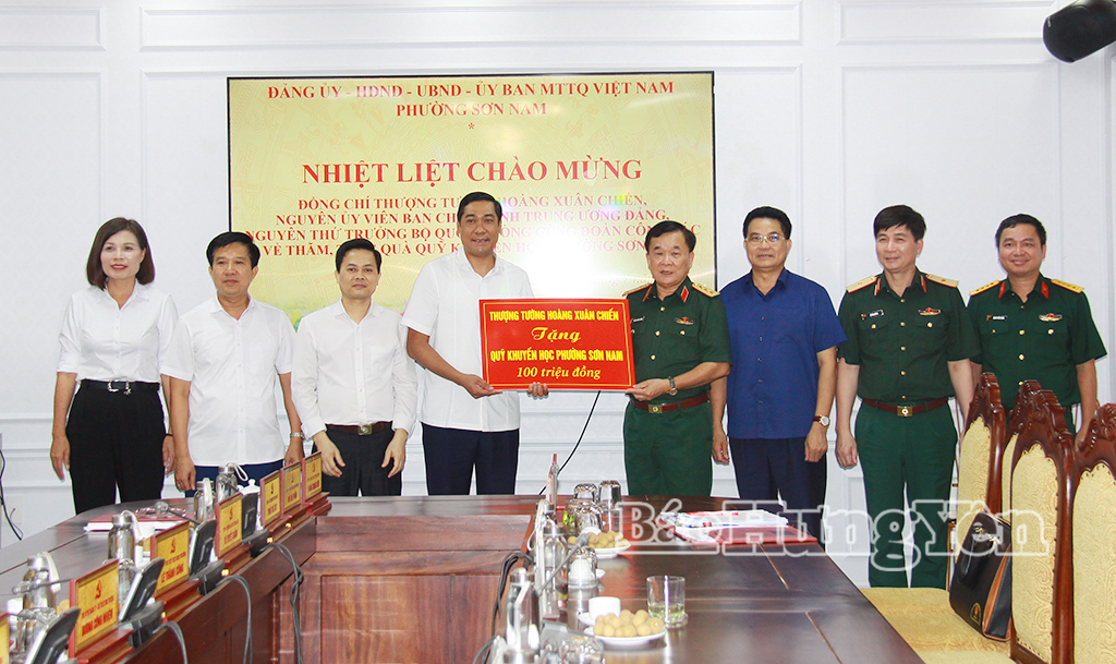 Thượng tướng Hoàng Xuân Chiến trao 100 triệu đồng tặng Quỹ Khuyến học của phường Sơn Nam.