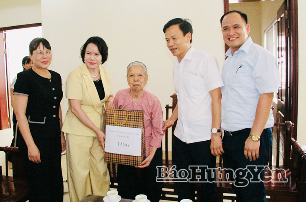 Đồng chí Quách Thị Hương, Ủy viên Ban Thường vụ Tỉnh ủy, Hiệu trưởng Trường Chính trị Nguyễn Văn Linh, cùng lãnh đạo xã Lê Quý Đôn thăm, tặng quà gia đình bà Bùi Thị Hảo, vợ liệt sĩ Nguyễn Duy Bắc, thôn Độc Lập.