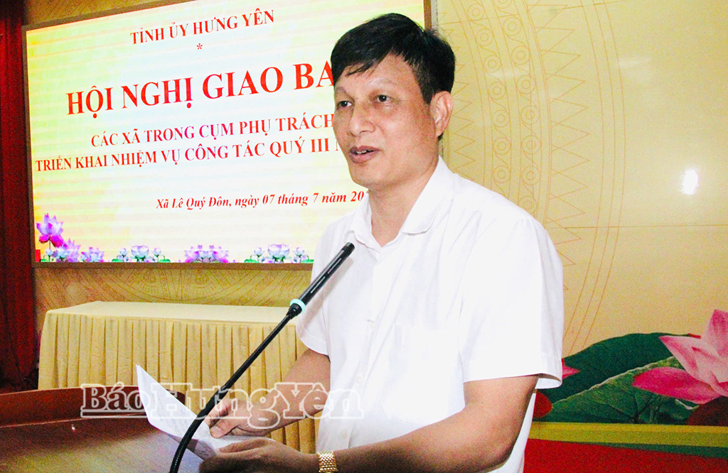 Đại diện lãnh đạo xã Ân Thi báo cáo kết quả phát triển kinh tế - xã hội tại hội nghị.