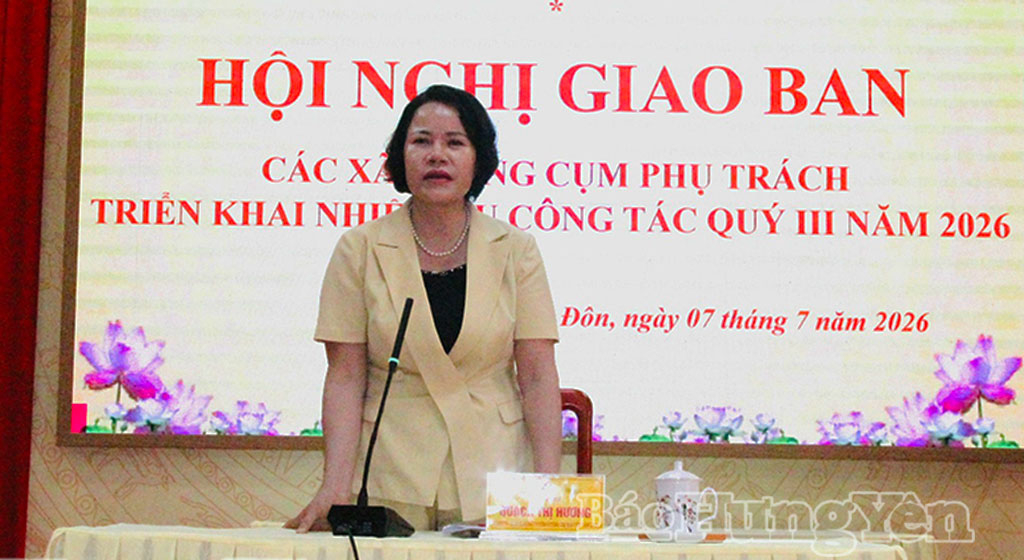 Đồng chí Quách Thị Hương, Ủy viên Ban Thường vụ Tỉnh ủy, Hiệu trưởng Trường Chính trị Nguyễn Văn Linh phát biểu tại hội nghị.