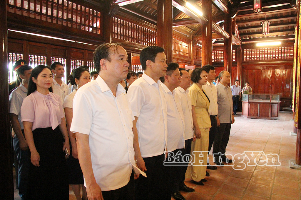 Các đại biểu dự lễ dâng hương Danh nhân văn hóa Lê Quý Đôn.