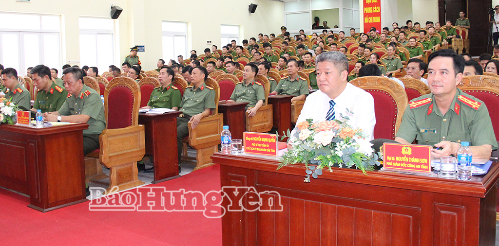 Đồng chí Nguyễn Mạnh Quyền, Phó Bí thư Tỉnh ủy, Chủ tịch UBND tỉnh và các đại biểu dự hội nghị.