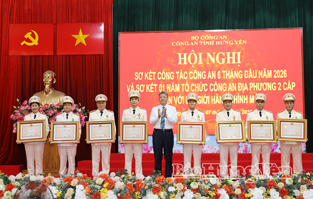 Thừa ủy quyền của Chủ tịch nước, đồng chí Nguyễn Mạnh Quyền, Phó Bí thư Tỉnh ủy, Chủ tịch UBND tỉnh trao Huân chương bảo vệ Tổ quốc hạng Ba tặng các cá nhân.
