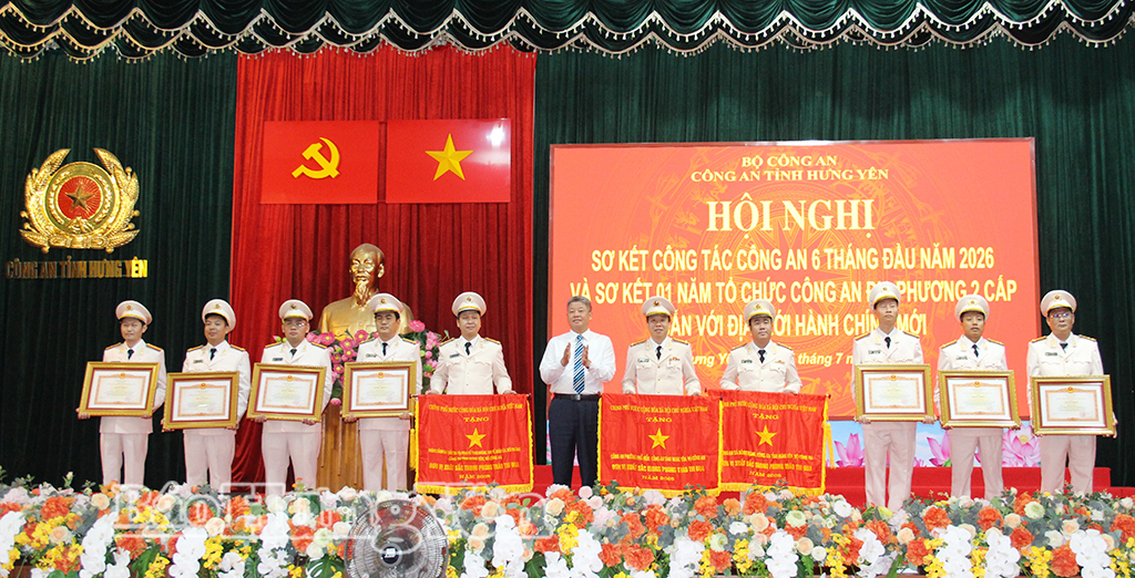 Đồng chí Nguyễn Mạnh Quyền, Phó Bí thư Tỉnh ủy, Chủ tịch UBND tỉnh trao Bằng khen của Chủ tịch UBND tỉnh tặng các tập thể, cá nhân.