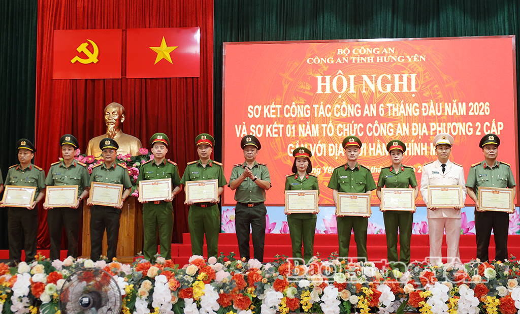 Thừa ủy quyền của Bộ trưởng Bộ Công an, Thiếu tướng Trần Xuân Ánh, Ủy viên Ban Thường vụ Tỉnh ủy, Giám đốc Công an tỉnh trao danh hiệu Chiến sĩ thi đua toàn lực lượng và Bằng khen của Bộ trưởng Bộ Công an tặng các tập thể, cá nhân.