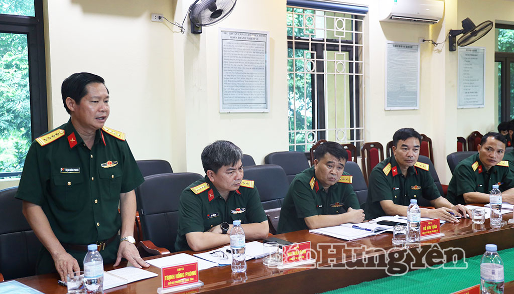 Đại tá Trịnh Hồng Phong, Ủy viên Ban Thường vụ Tỉnh ủy, Chỉ huy trưởng Bộ CHQS tỉnh phát biểu tại buổi kiểm tra.