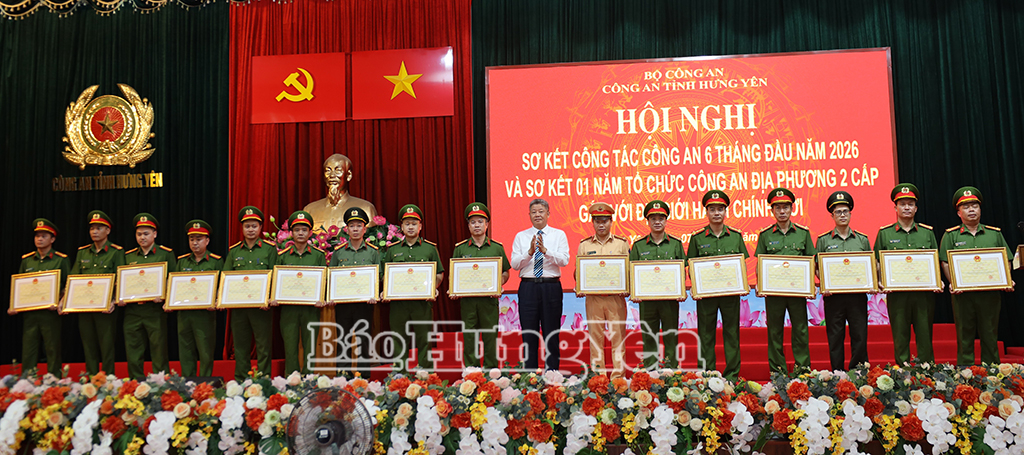 Đồng chí Nguyễn Mạnh Quyền, Phó Bí thư Tỉnh ủy, Chủ tịch UBND tỉnh trao Bằng khen của Chủ tịch UBND tỉnh tặng các tập thể, cá nhân.