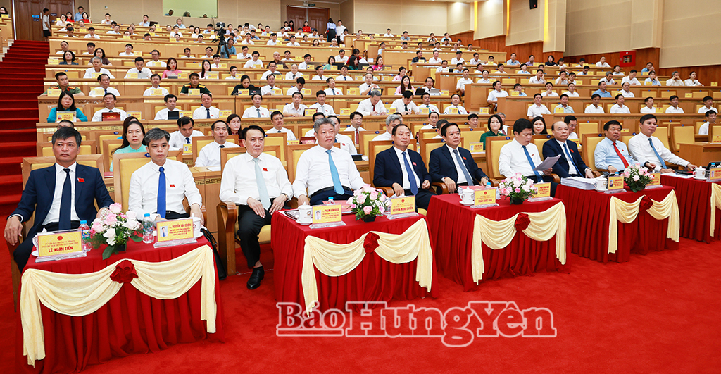 Các đồng chí lãnh đạo tỉnh và các đại biểu dự kỳ họp.