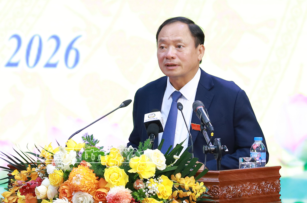 Đồng chí Trần Quốc Văn, Phó Bí thư Tỉnh ủy, Chủ tịch HĐND tỉnh phát biểu khai mạc kỳ họp.