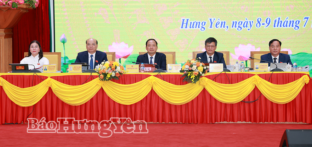 Đoàn chủ tọa kỳ họp.