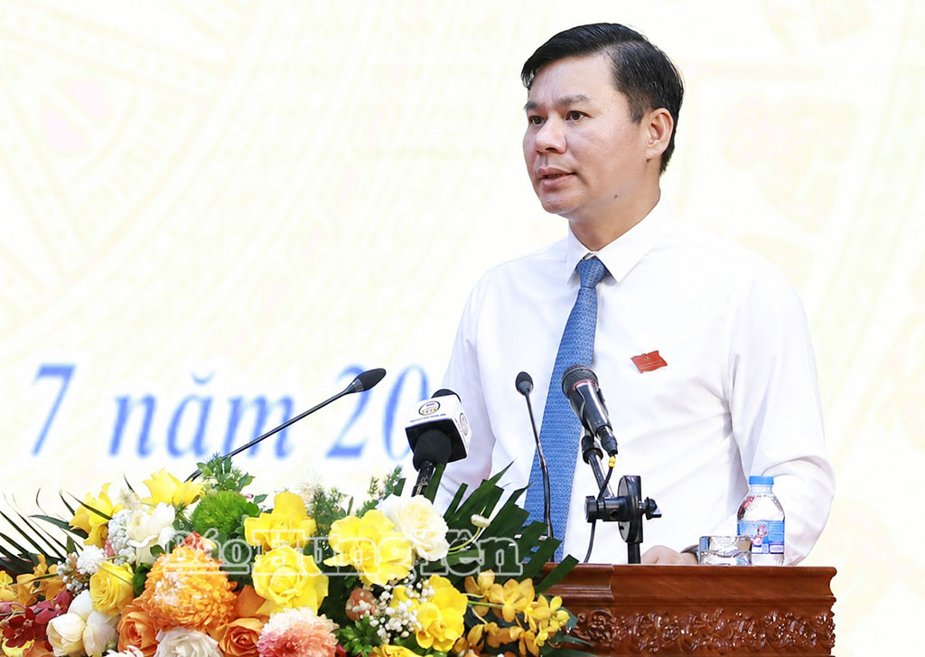 Đồng chí Nguyễn Lê Huy, Ủy viên Ban Thường vụ Tỉnh ủy, Phó Chủ tịch Thường trực UBND tỉnh trình bày Báo cáo tình hình phát triển kinh tế - xã hội 6 tháng đầu năm; nhiệm vụ, giải pháp trọng tâm 6 tháng cuối năm 2026.
