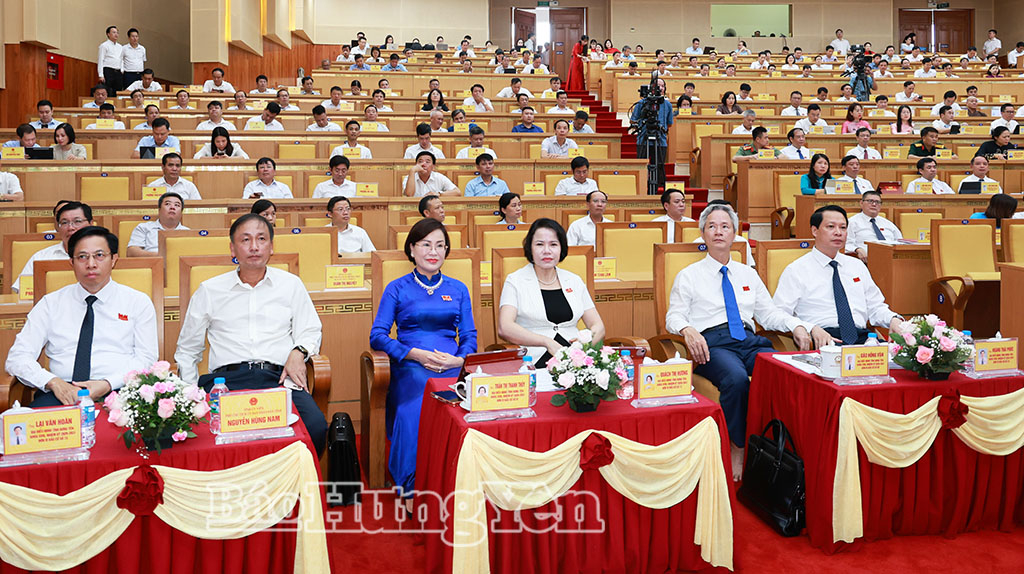 Các đồng chí lãnh đạo tỉnh, Ủy viên Ban Thường vụ Tỉnh ủy cùng các đại biểu dự Kỳ họp.