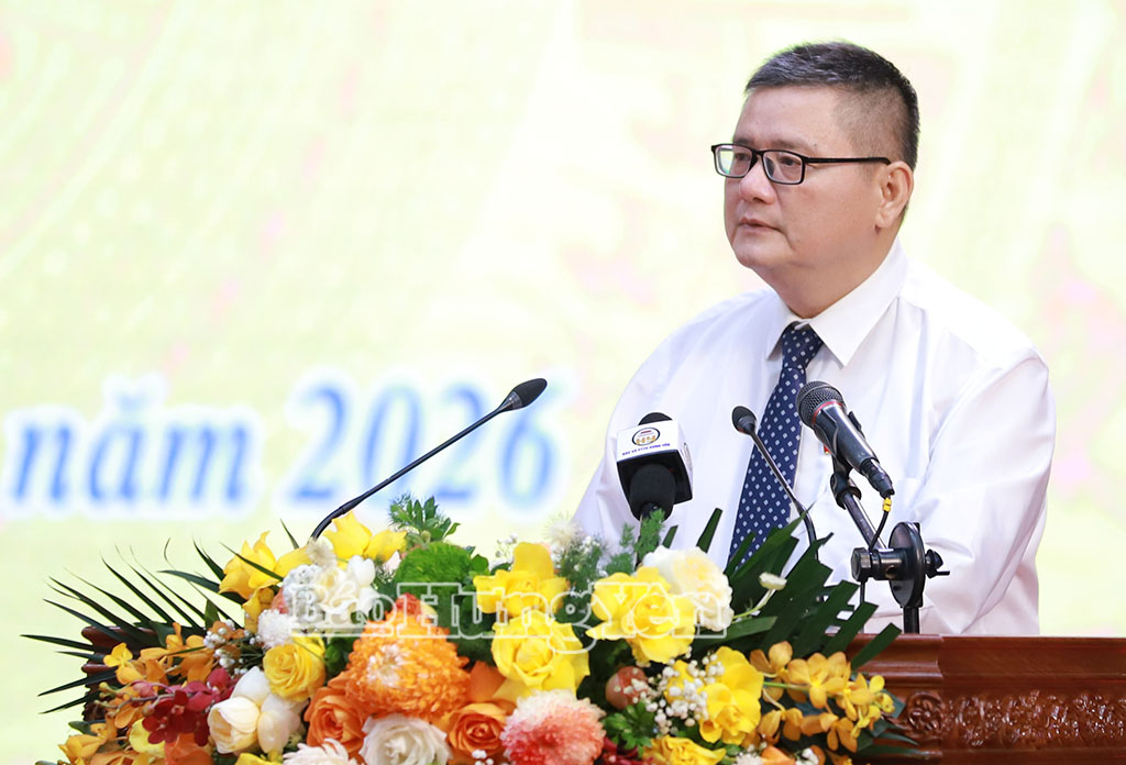 Đồng chí Nguyễn Trung Thành, Trưởng ban Kinh tế - Ngân sách, HĐND tỉnh trình bày báo cáo thẩm tra báo cáo tình hình thực hiện nhiệm vụ phát triển kinh tế - ngân sách 6 tháng đầu năm và mục tiêu, nhiệm vụ, giải pháp 6 tháng cuối năm 2026; báo cáo thẩm tra các nội dung thuộc lĩnh vực kinh tế - ngân sách.