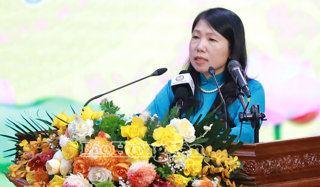 Đồng chí Đỗ Thị Lý, Trưởng ban Pháp chế, HĐND tỉnh trình bày báo cáo thẩm tra về tình hình chấp hành pháp luật trên địa bàn tỉnh 6 tháng đầu năm; nhiệm vụ, giải pháp trọng tâm 6 tháng cuối năm 2026; báo cáo thẩm tra các nội dung thuộc lĩnh vực pháp chế.