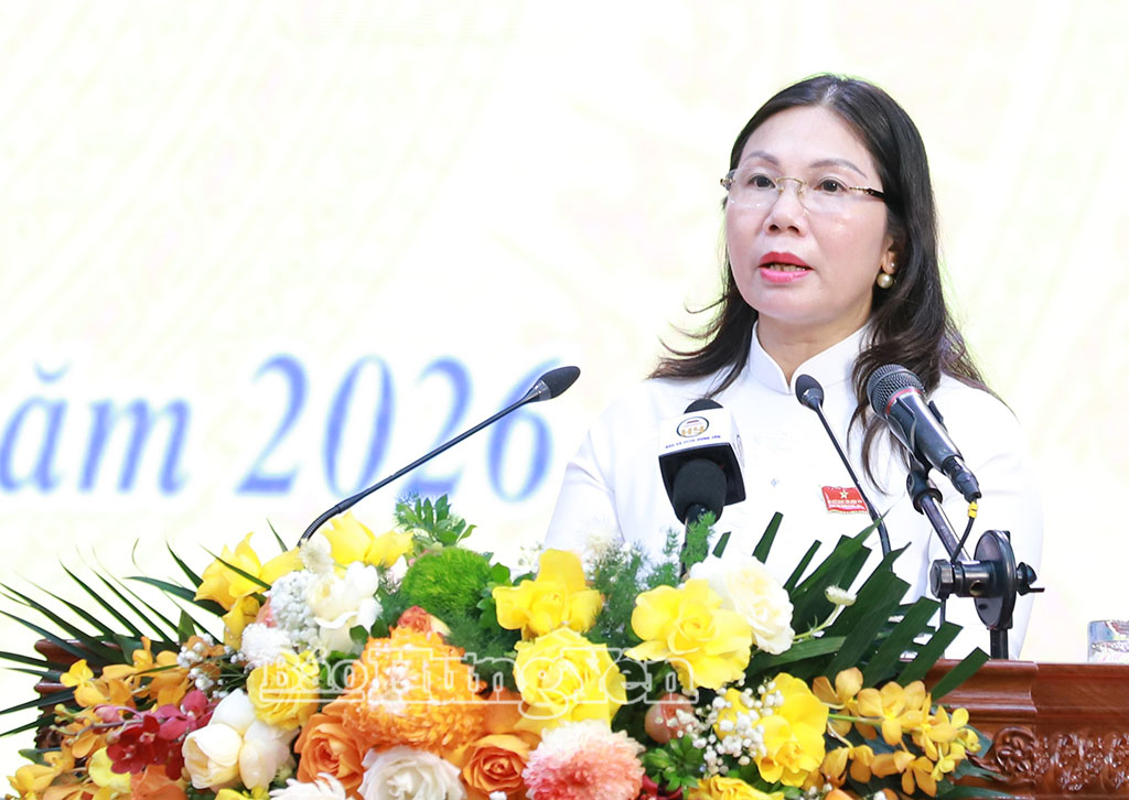 Đồng chí Trần Thị Tuyết Hương, Phó Chủ tịch HĐND tỉnh trình bày báo cáo kết quả hoạt động của Thường trực HĐND, các Ban HĐND tỉnh 6 tháng đầu năm; phương hướng, nhiệm vụ trọng tâm 6 tháng cuối năm 2026.