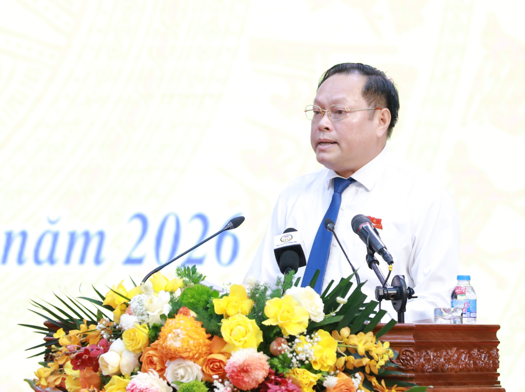 Đồng chí Nguyễn Đức Kiền, Giám đốc Sở Nông nghiệp và Môi trường, trình bày Tờ trình và dự thảo Nghị quyết quy định chính sách hỗ trợ thu nhập hằng tháng đối với một số thành viên không có khả năng lao động thuộc hộ nghèo trên địa bàn tỉnh Hưng Yên.