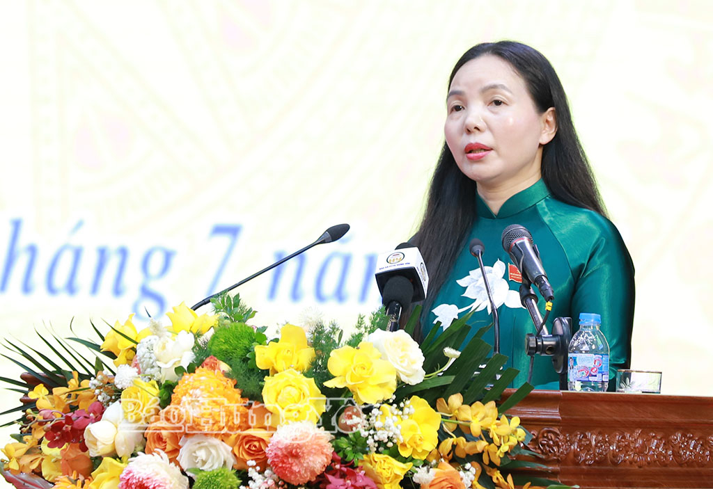 Đồng chí Ngô Thị Kim Hoàn, Ủy viên Ban Thường vụ Tỉnh ủy, Phó Chủ tịch Thường trực Ủy ban MTTQ Việt Nam tỉnh trình bày báo cáo của Ủy ban MTTQ Việt Nam tỉnh về công tác của MTTQ tham gia xây dựng chính quyền 6 tháng đầu năm; nhiệm vụ, giải pháp năm 6 tháng cuối năm 2026.