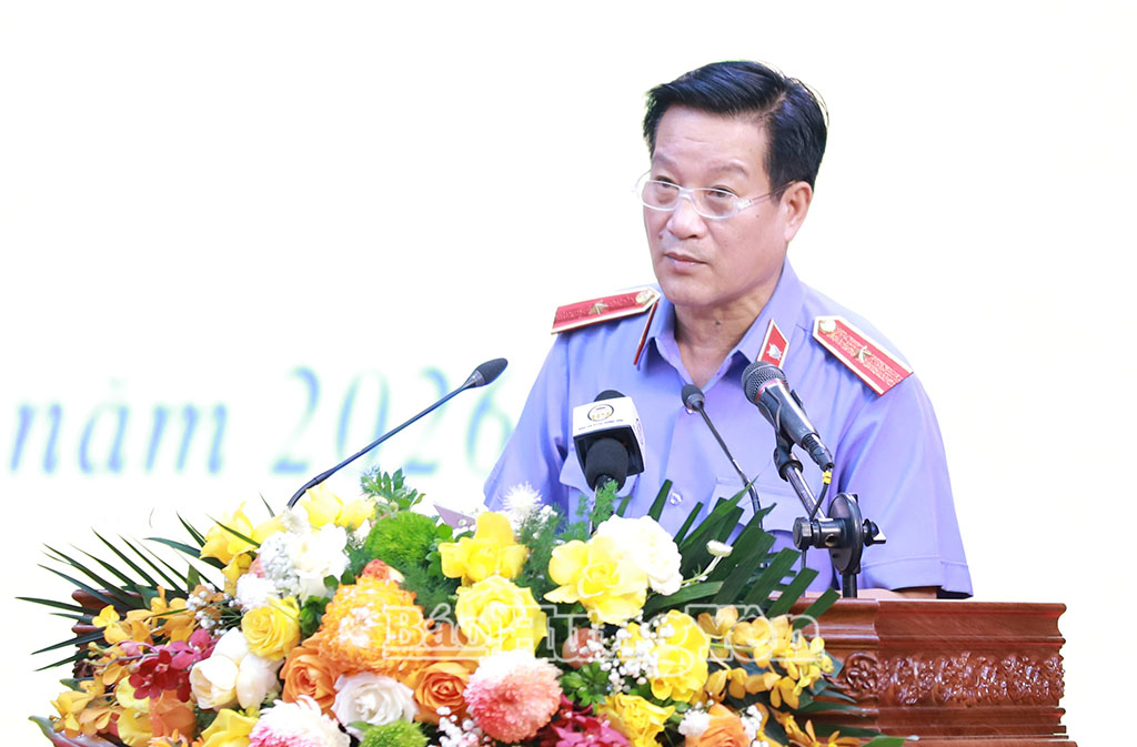 Đồng chí Nguyễn Hoàng Dương, Viện trưởng Viện Kiểm sát nhân dân tỉnh trình bày báo cáo của Viện Kiểm sát nhân dân tỉnh về tình hình chấp hành pháp luật và công tác kiểm sát 6 tháng đầu năm; nhiệm vụ, giải pháp năm 6 tháng cuối năm 2026.