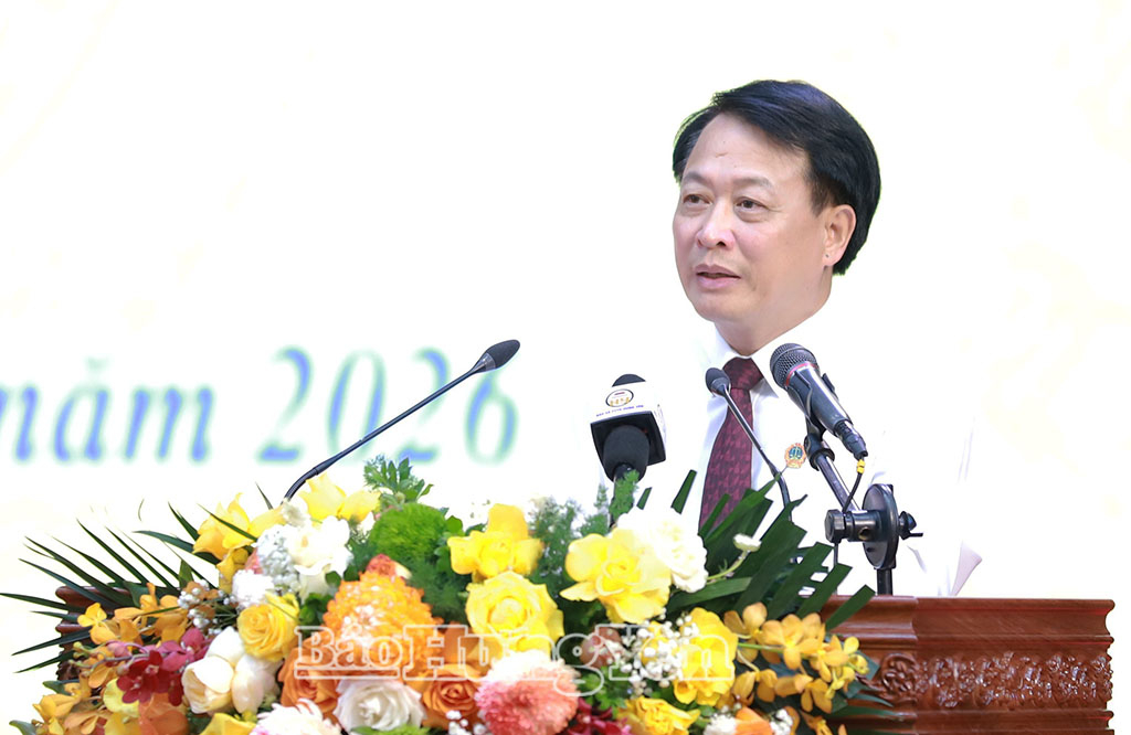 Đồng chí Nguyễn Hoàng Dương, Viện trưởng Viện Kiểm sát nhân dân tỉnh trình bày báo cáo của Viện Kiểm sát nhân dân tỉnh về tình hình chấp hành pháp luật và công tác kiểm sát 6 tháng đầu năm; nhiệm vụ, giải pháp năm 6 tháng cuối năm 2026.