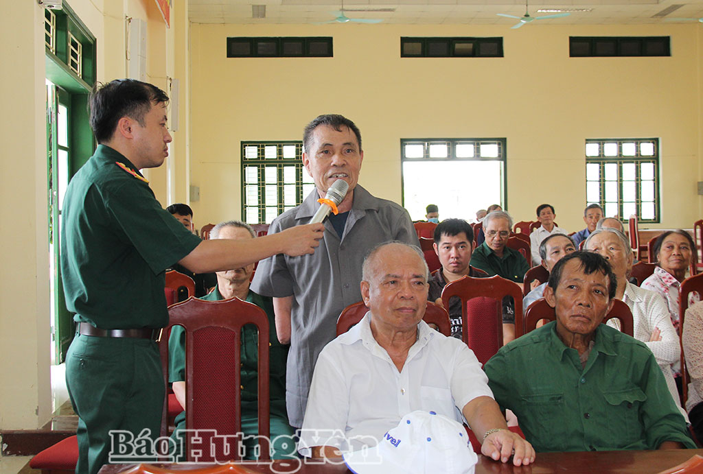 Thân nhân liệt sĩ xã Quang Hưng phát biểu ý kiến tại hội nghị.
