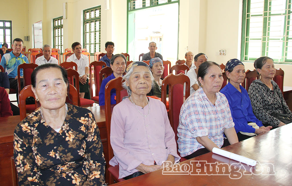 Thân nhân liệt sĩ xã Quang Hưng dự hội nghị.