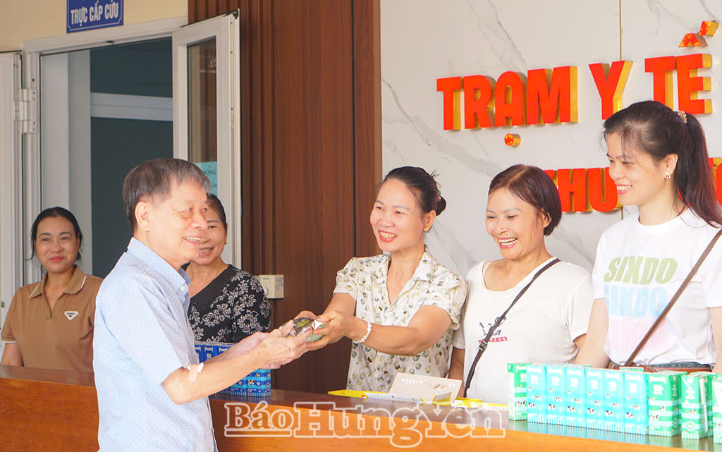 Cấp bữa ăn sáng cho người dân sau khi lấy máu xét nghiệm.