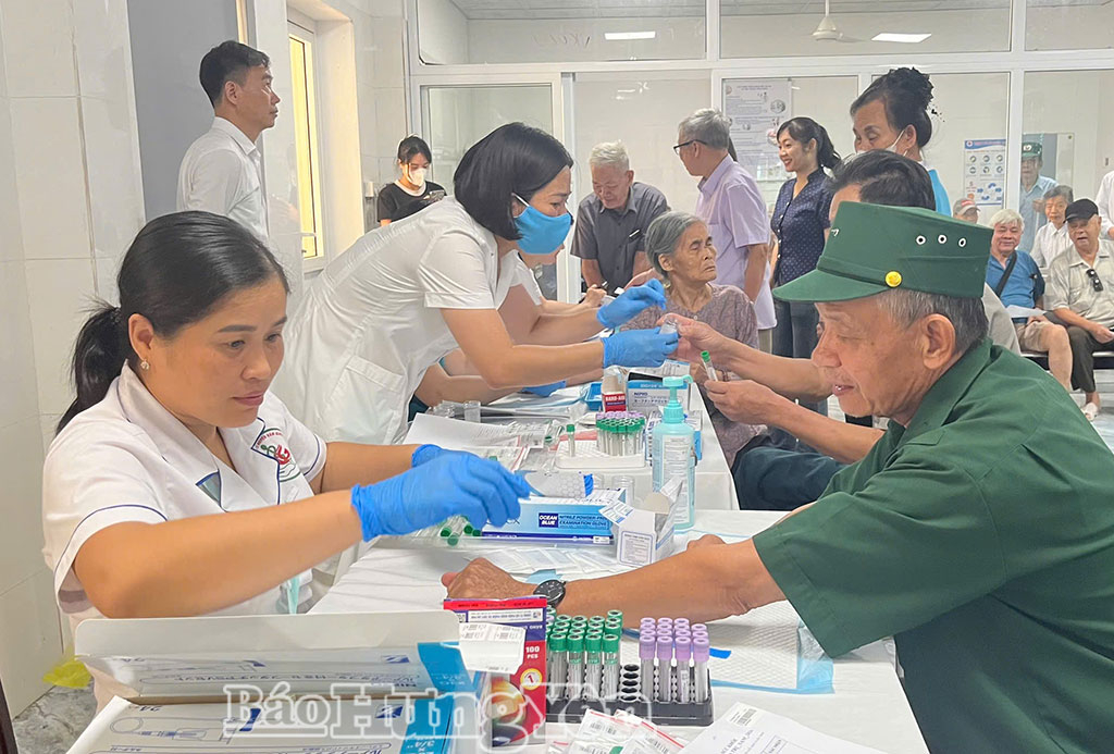 Nhiều người có công với cách mạng, người cao tuổi được khám, tư vấn sức khỏe.