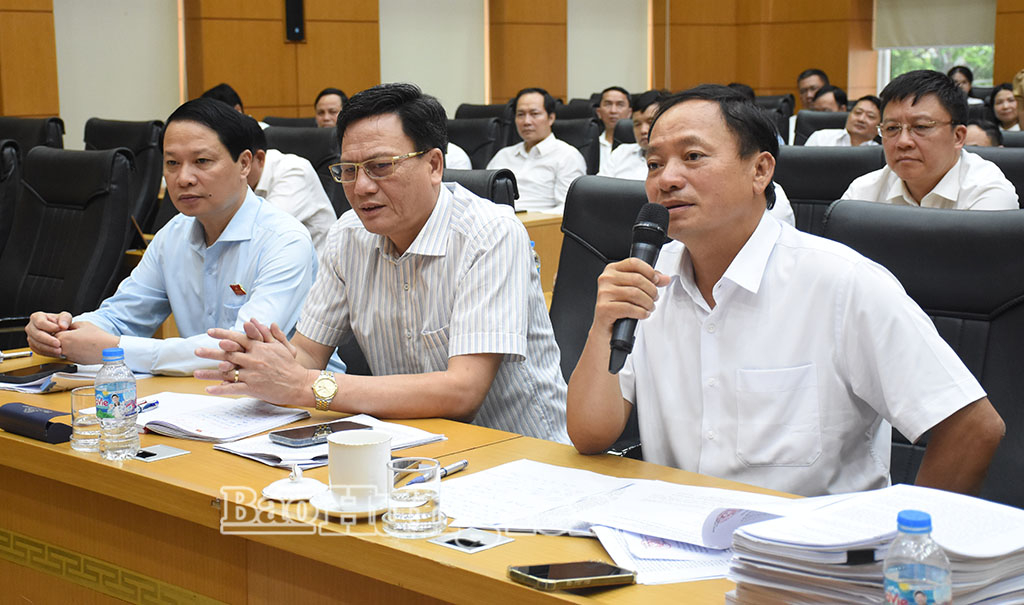 Đồng chí Trần Quốc Văn, Phó Bí thư Tỉnh ủy, Chủ tịch HĐND tỉnh phát biểu tại Tổ số 2.
