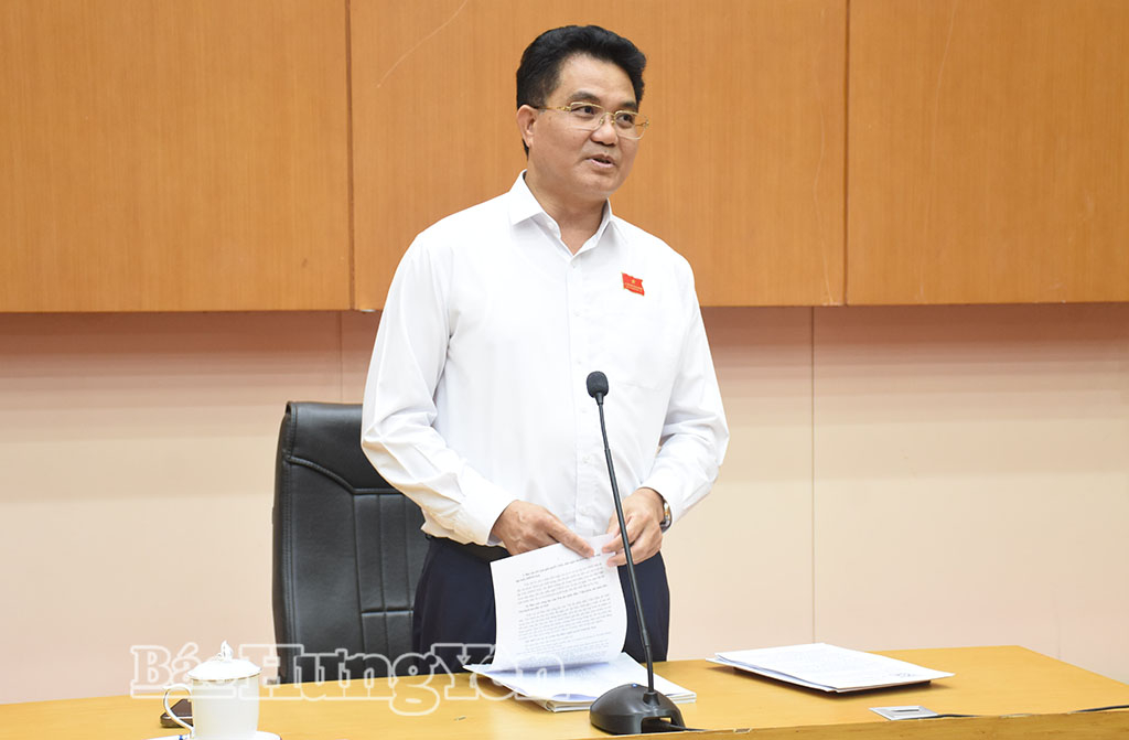 Đồng chí Lê Quang Hòa, Ủy viên Ban Thường vụ Tỉnh ủy, Phó Chủ tịch UBND tỉnh điều hành nội dung thảo luận tại Tổ số 2.
