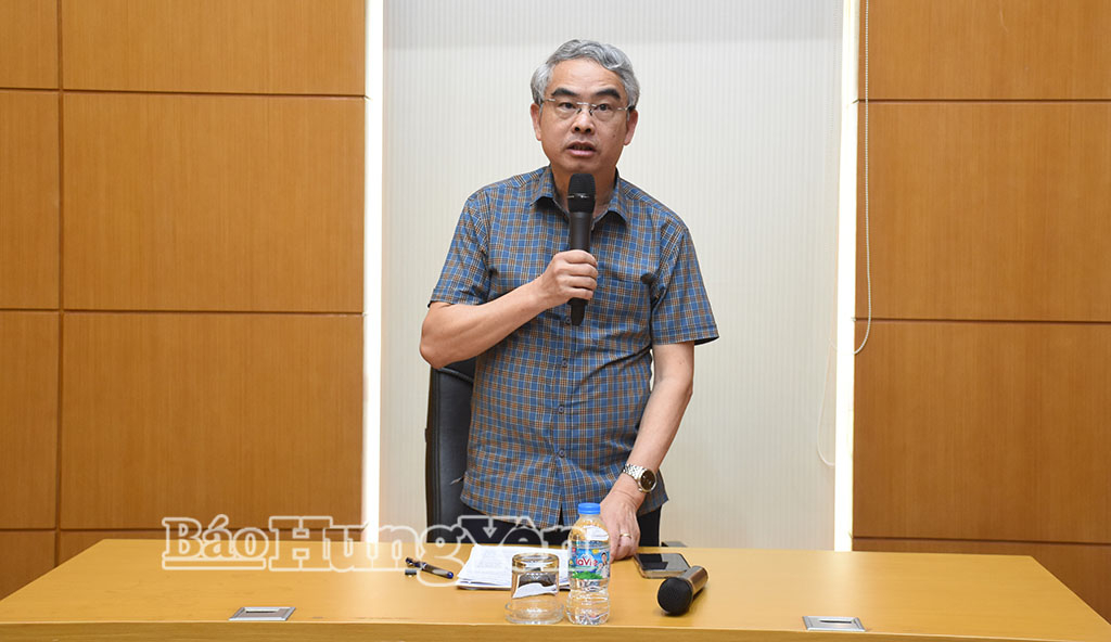 Đồng chí Phạm Đồng Thụy, Ủy viên Ban Thường vụ Tỉnh ủy, Giám đốc Sở Giáo dục và Đào tạo điều hành nội dung thảo luận tại Tổ số 3.