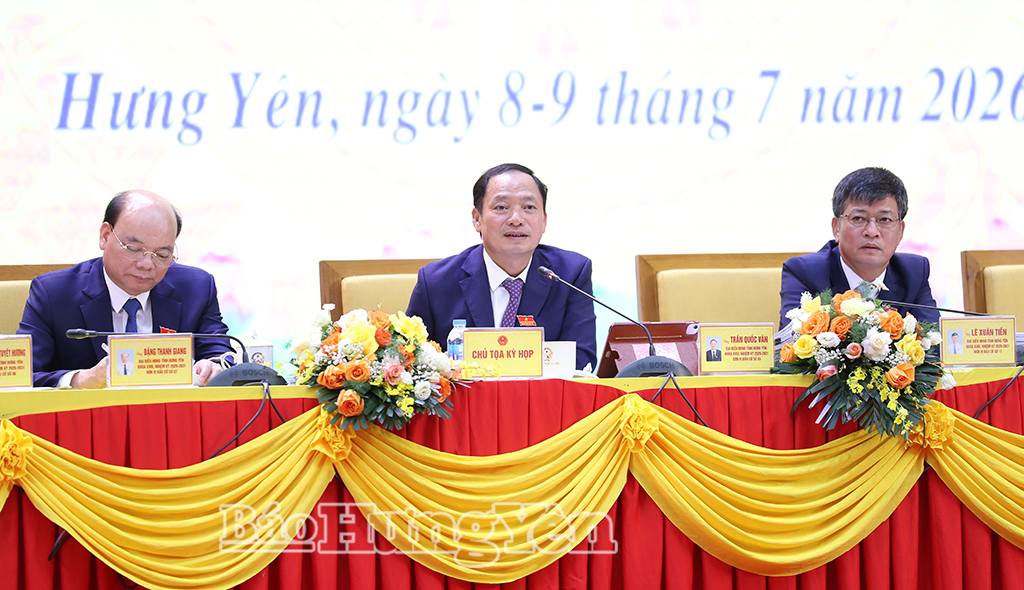 Đồng chí Trần Quốc Văn, Phó Bí thư Tỉnh ủy, Chủ tịch HĐND tỉnh điều hành phiên chất vấn tại hội trường.