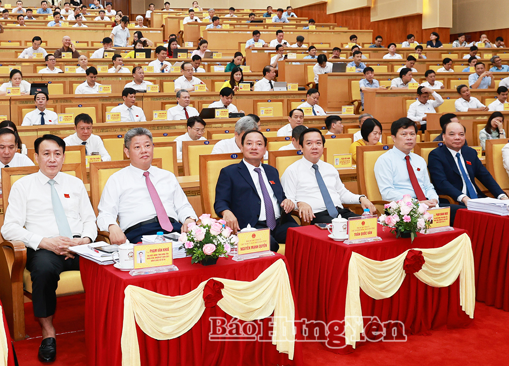 Các đồng chí lãnh đạo tỉnh cùng các đại biểu dự Kỳ họp.