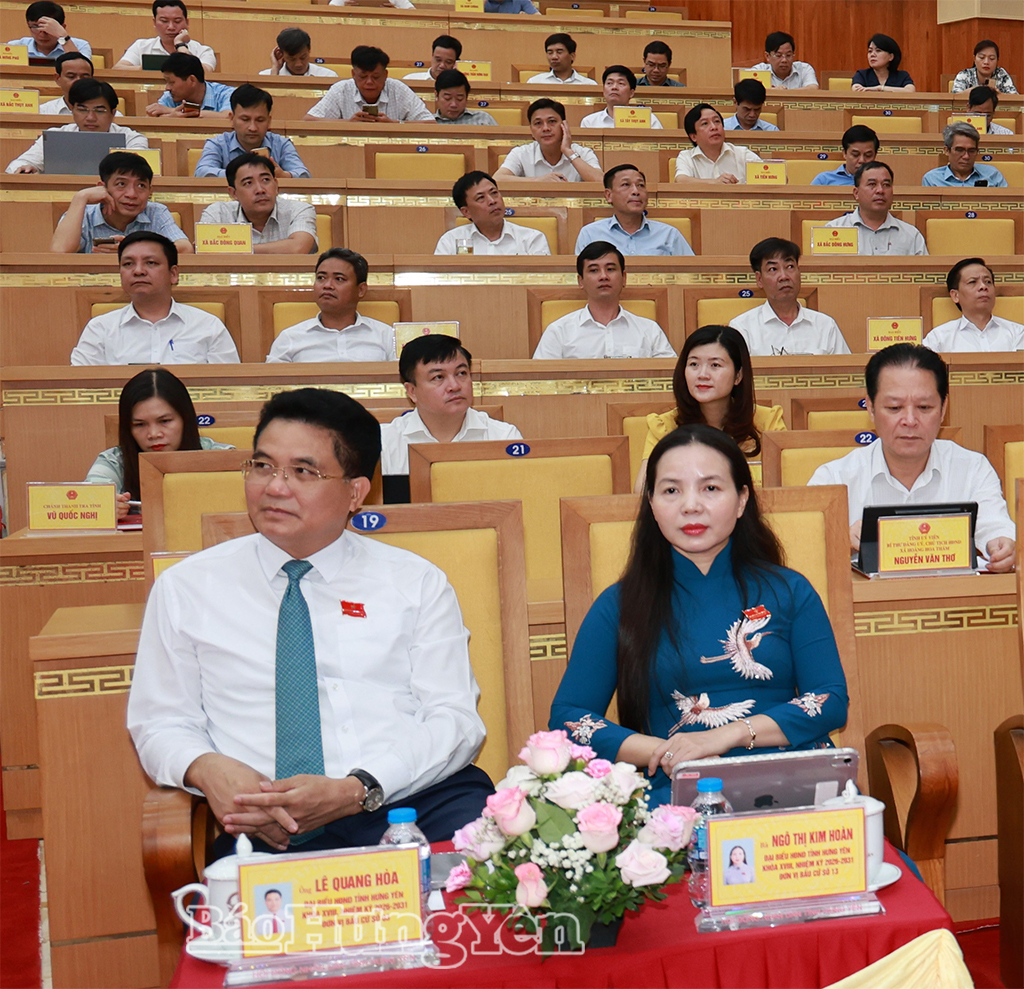 Các đồng chí lãnh đạo tỉnh, Ủy viên Ban Thường vụ Tỉnh ủy cùng các đại biểu dự Kỳ họp.