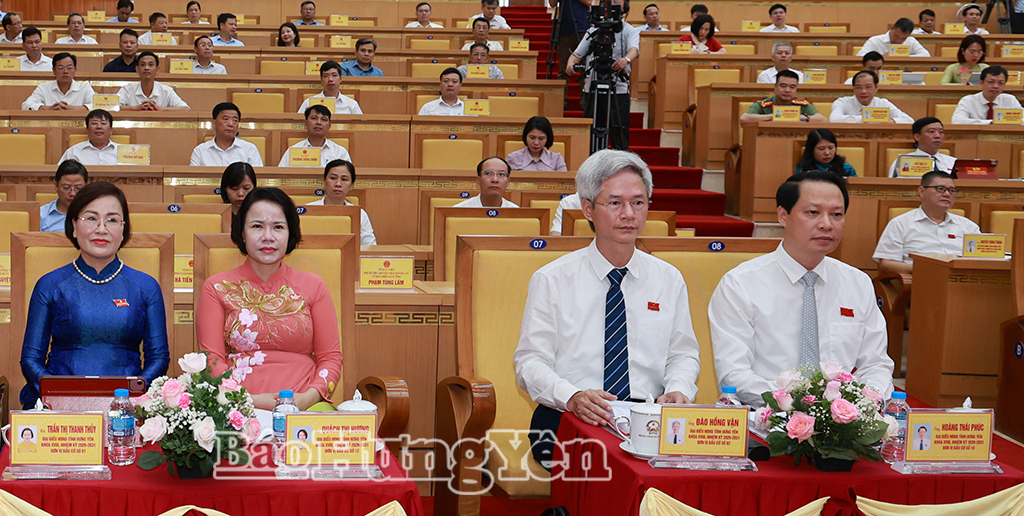 Các đồng chí lãnh đạo tỉnh, Ủy viên Ban Thường vụ Tỉnh ủy cùng các đại biểu dự Kỳ họp.