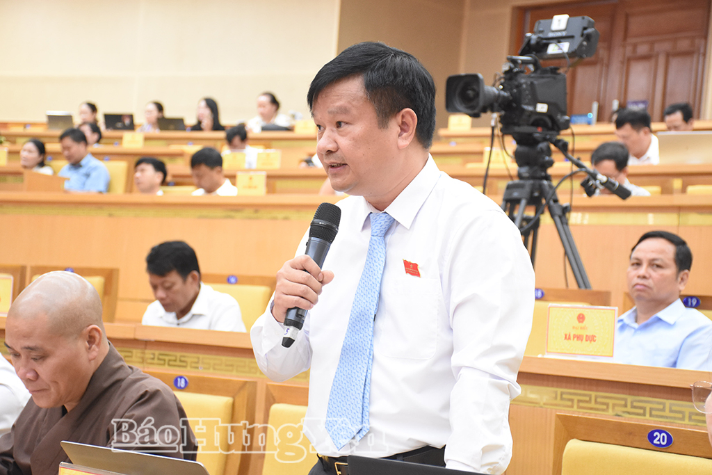 Ông Vũ Mạnh Hòa, Ủy viên Ban Kinh tế Ngân sách, HĐND tỉnh chất vấn đồng chí Giám đốc Sở Xây dựng, Tổ đại biểu số 12 chất vấn tại hội trường.