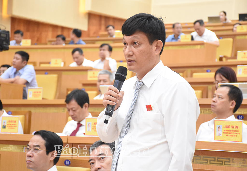 Ông Phạm Trường Tam, Bí thư Đảng ủy, Chủ tịch HĐND xã Ân Thi Tổ đại biểu số 05 chất vấn đồng chí Giám đốc Sở Y tế.