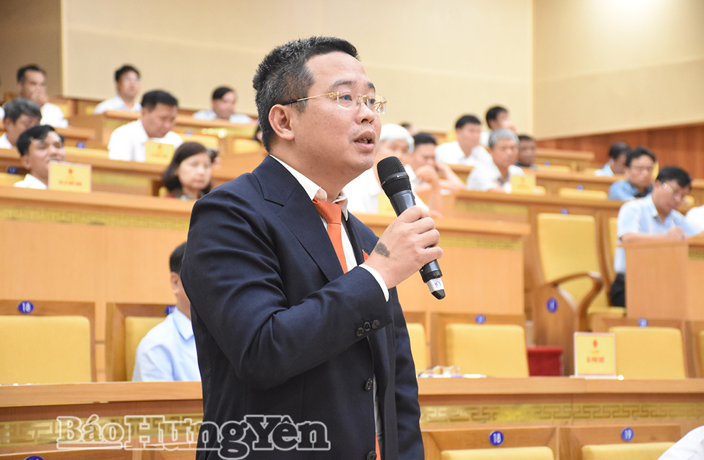 Ông Hoàng Anh Tuân, Tổ đại biểu số 02 chất vấn tại hội trường.