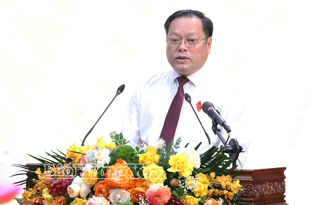 Đồng chí Nguyễn Đức Kiền, Giám đốc Sở Nông nghiệp và Môi trường trả lời chất vấn.